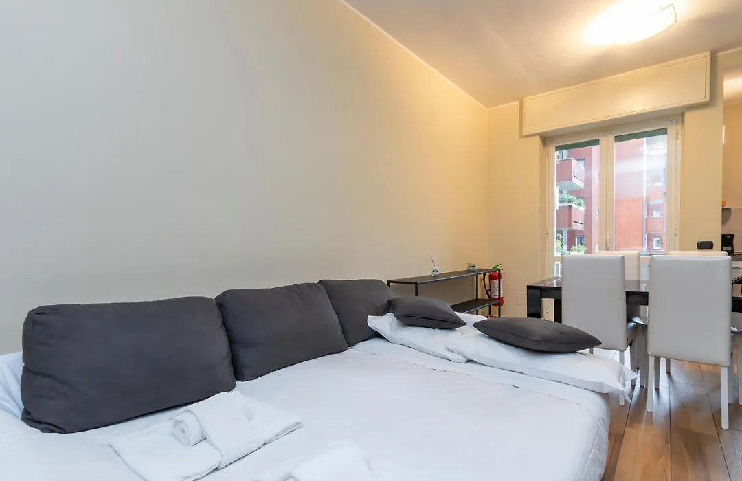 Prestigioso appartamento in zona Tortona - Solari-1